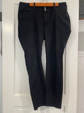 YMI Wanna Betta Butt Women's Straight Leg Jeans in Black